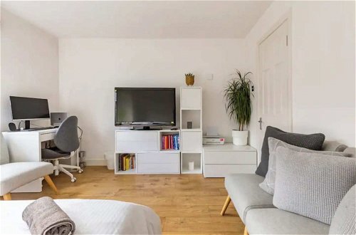 Photo 1 - Sunny 3BD House W/private Garden - Wapping