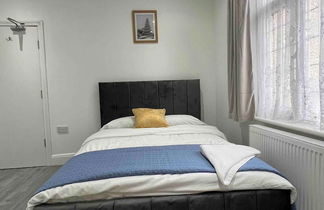 Photo 2 - Inviting 2-bed Apartment in Ilford