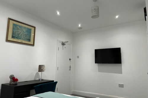 Photo 4 - Inviting 2-bed Apartment in Ilford