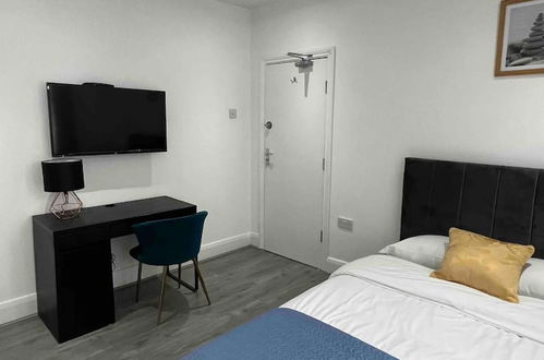 Photo 5 - Inviting 2-bed Apartment in Ilford