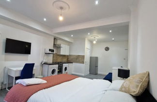 Photo 2 - Impeccable 1-bed Apartment in Ilford