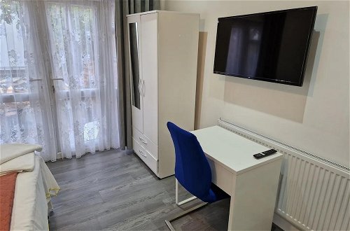 Foto 12 - Impeccable 1-bed Apartment in Ilford