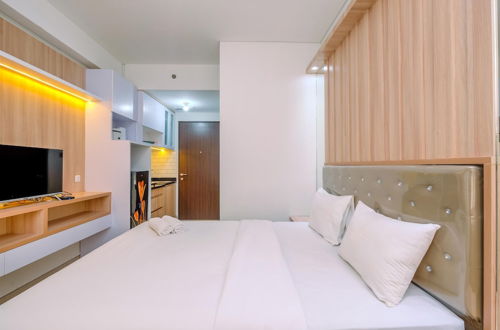 Foto 2 - Cozy Living And Homey Studio Transpark Cibubur Apartment