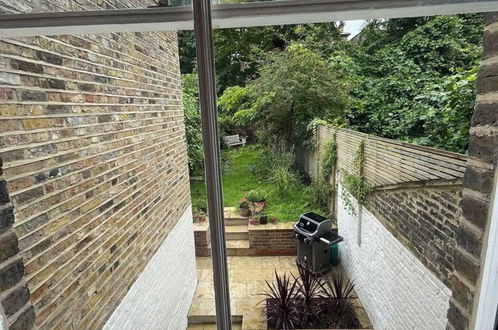 Photo 24 - Luxury 2BD Flat W/private Garden - Kentish Town