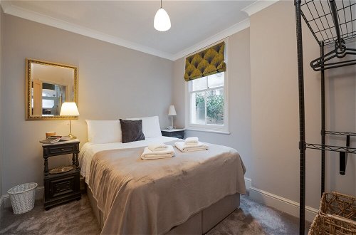 Photo 2 - Spacious two Bedroom Maisonette With Private Garden in Balham by Underthedoormat