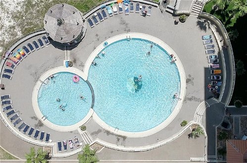 Foto 31 - Beachfront Condo on White Sands Multiple Pools
