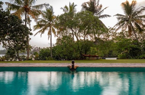 Photo 5 - Lovely Lakeside Villa With Large Pool Poolside Dining