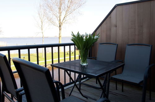 Foto 6 - Charming Apartment in Langweer With Jetty