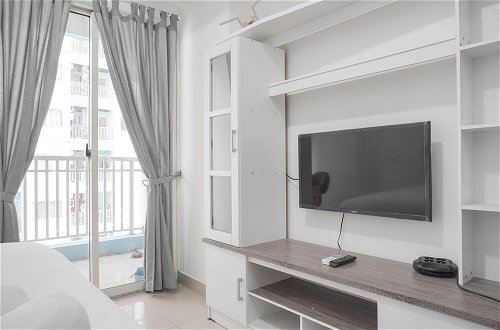 Foto 6 - Minimalist And Cozy Studio Room At The Nest Puri Apartment