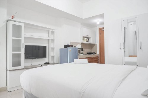 Foto 20 - Minimalist And Cozy Studio Room At The Nest Puri Apartment