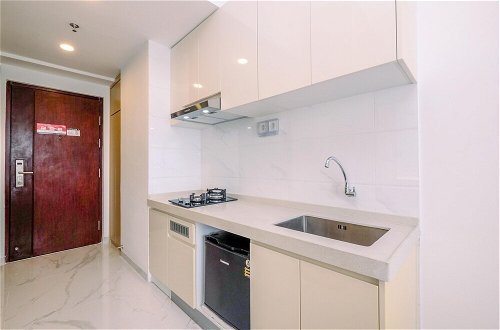 Foto 7 - Good Deal And Homey Studio At Sky House Bsd Apartment