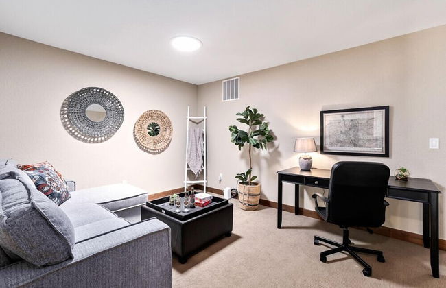 Spectacular Townhome Near Breweries and River District! - Foto 15