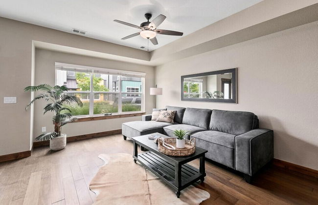 Spectacular Townhome Near Breweries and River District! - Foto 14