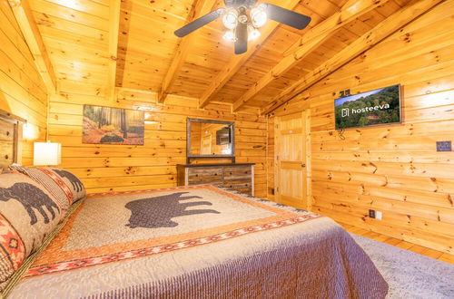 Photo 10 - Comfort Cabin Bearway To Heaven - w Private Hot Tub