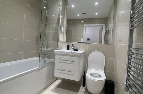 Photo 10 - Spacious 2-bed Apartment in Whyteleafe