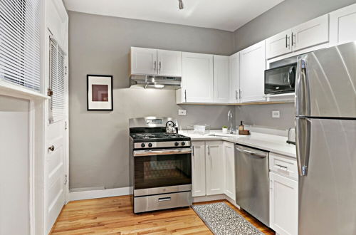 Photo 4 - Cozy Modern 1BR Apt in Boystown