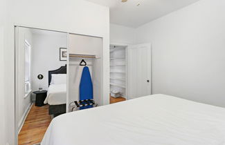 Photo 2 - Cozy Modern 1BR Apt in Boystown