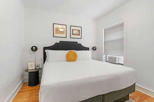 Photo 3 - Cozy Modern 1BR Apt in Boystown