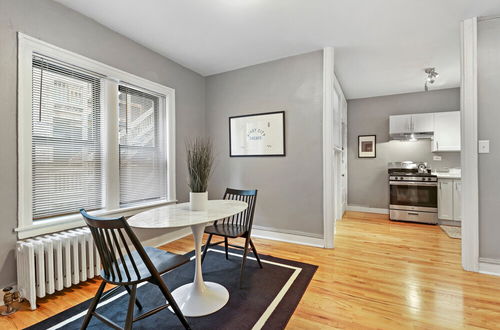 Photo 11 - Cozy Modern 1BR Apt in Boystown