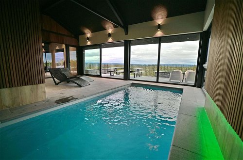 Foto 21 - Luxurious Holiday Home With Indoor Pool