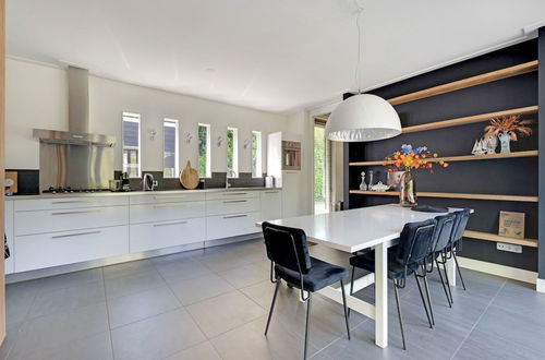 Photo 10 - Spacious and Stylish Family Home in Grou