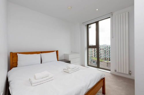 Foto 9 - Bright and Modern 2 Bedroom Flat in Royal Wharf
