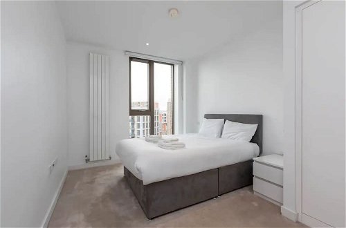 Photo 3 - Bright and Modern 2 Bedroom Flat in Royal Wharf