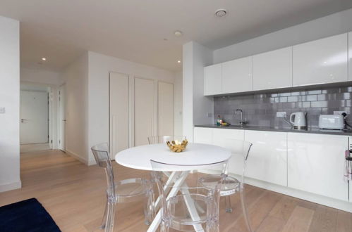 Photo 19 - Bright and Modern 2 Bedroom Flat in Royal Wharf