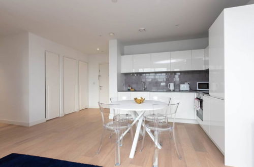 Foto 11 - Bright and Modern 2 Bedroom Flat in Royal Wharf