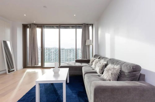 Photo 21 - Bright and Modern 2 Bedroom Flat in Royal Wharf