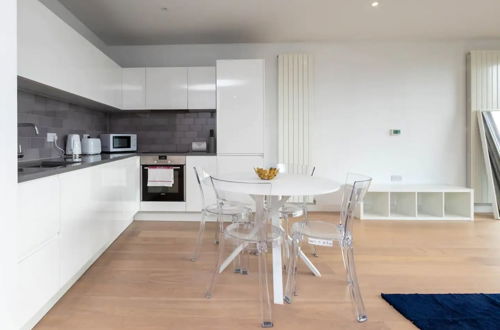 Photo 10 - Bright and Modern 2 Bedroom Flat in Royal Wharf