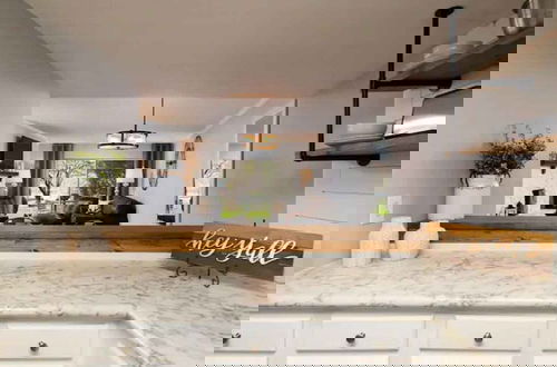 Foto 10 - Newly Renovated Modern Deco Pool Fireplace