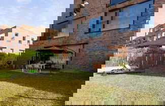 Foto 3 - Cozy Beach Apartment With Garden