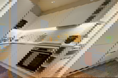 Photo 12 - Sophisticated Studio Flat With Rooftop Access
