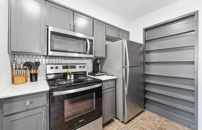 Prime Location Chic 1BR Fast Wifi 7 Min to Downtown - Photo 10
