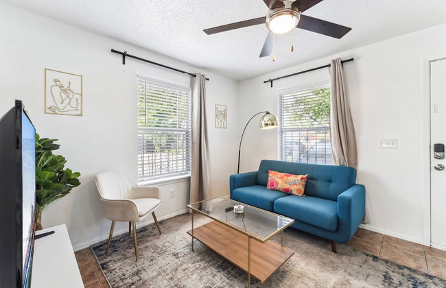 Prime Location Chic 1BR Fast Wifi 7 Min to Downtown - Photo 5