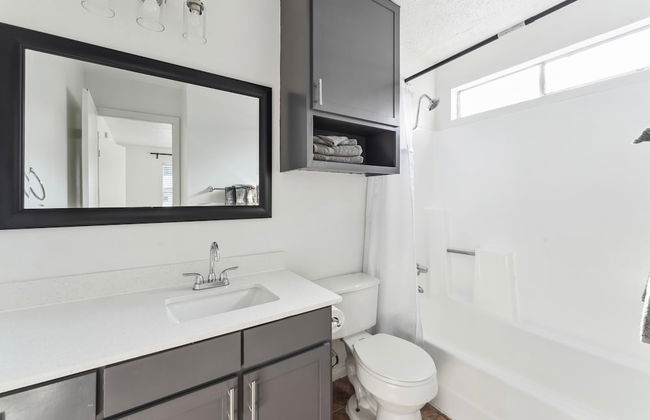 Prime Location Chic 1BR Fast Wifi 7 Min to Downtown - Photo 4