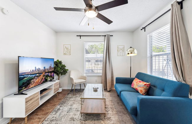 Prime Location Chic 1BR Fast Wifi 7 Min to Downtown - Photo 9