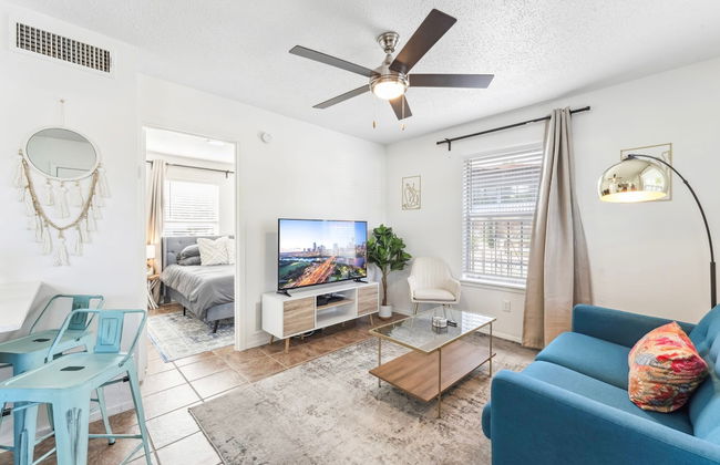 Prime Location Chic 1BR Fast Wifi 7 Min to Downtown - Photo 1
