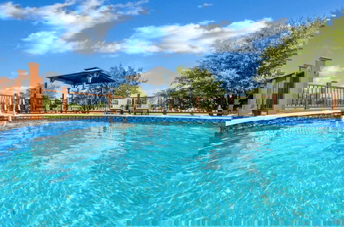 Photo 38 - New Epic House-pool-theatre-hot Tub-game Room