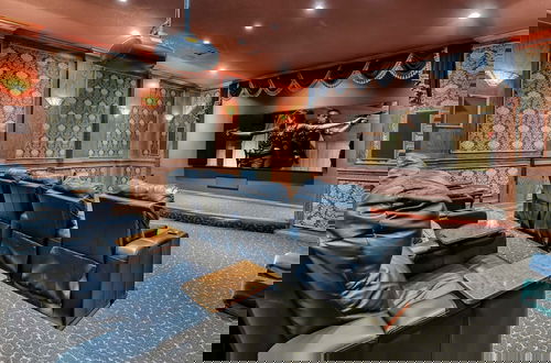 Photo 33 - New Epic House-pool-theatre-hot Tub-game Room
