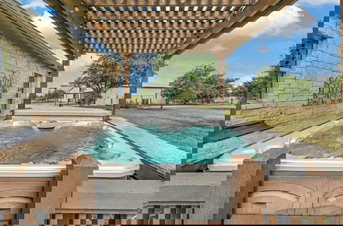 Photo 43 - New Epic House-pool-theatre-hot Tub-game Room