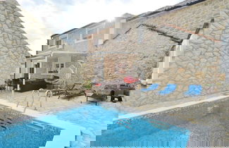 Foto 1 - Home With Swimming Pool & Outdoor Kitchen