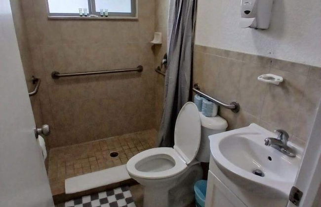 4BR 2BA Near Beach Perfect For Familes - Photo 24