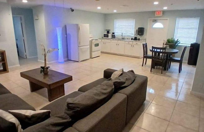 4BR 2BA Near Beach Perfect For Familes - Photo 10