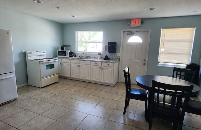 4BR 2BA Near Beach Perfect For Familes - Photo 19