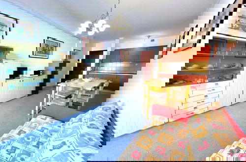 Foto 6 - Spacious Apartment Near the Beach