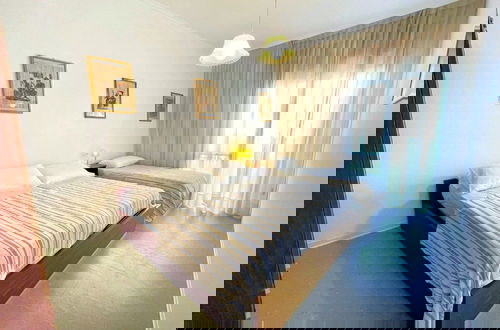 Foto 3 - Spacious Apartment Near the Beach