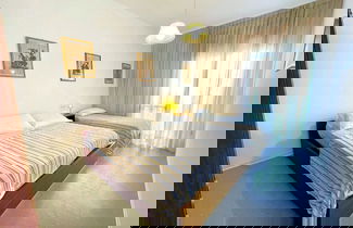 Foto 3 - Spacious Apartment Near the Beach