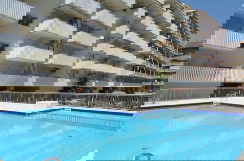 Foto 9 - Spacious Apartment Near the Beach